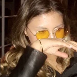 Meet your Posher, Leila